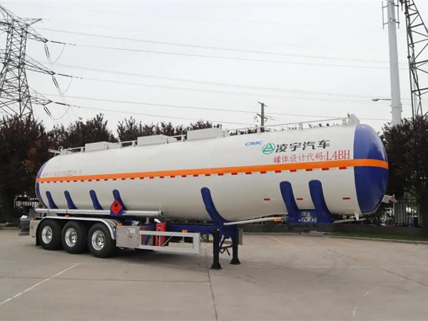 中集凌宇新款鋁合金易燃液體運(yùn)輸車來(lái)了！
